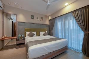 Giường trong phòng chung tại Hotel Sharda Residency