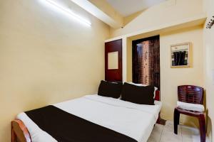 Postel nebo postele na pokoji v ubytování Hotel O Cooum Riverview Chennai Formerly Nimalan Residency