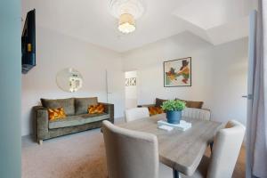 Et opholdsområde på New! 4BR in Raby Gardens