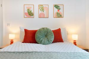 En eller flere senge i et værelse på New! 4BR in Raby Gardens