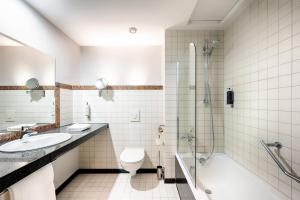 Ένα μπάνιο στο Premier Inn Köln City Mediapark +15 φωτογραφίες