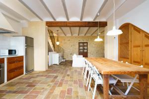 een keuken en eetkamer met een houten tafel en stoelen bij MIRA ALTEA Luxury Boutique Stay in Altea