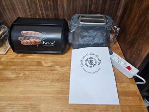 een tafel met een doos worst en een bord bij Hostal La Campana in Toledo