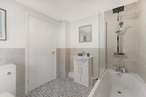 Et badeværelse på New! 4BR in Raby Gardens + 40 billeder