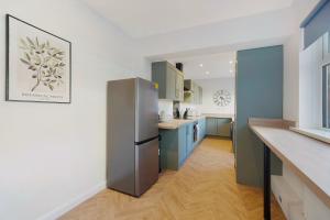 Køkken eller tekøkken på New! 4BR in Raby Gardens