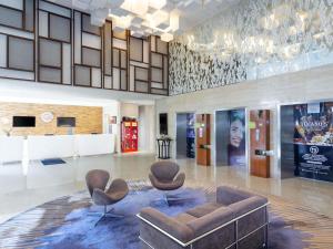 a lobby with a couch and two chairs at Mercure Jakarta Simatupang in Jakarta