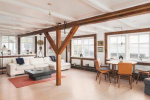 una sala de estar con un sofá y una mesa en Toftarstova - Seaview - Historic - 3BR House, en Kvívík