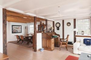 Una sala de estar y un comedor con mesa y sillas. en Toftarstova - Seaview - Historic - 3BR House, en Kvívík