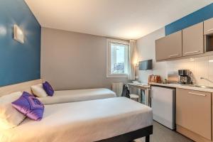 Kuchyň nebo kuchyňský kout v ubytování Montempô Appart'Hôtel Paris-Vélizy + 12 fotografií