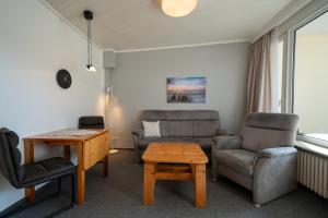 ein Wohnzimmer mit Sofa und Tisch in der Unterkunft Haus Sonnenwinkel Bungalow 8 in Dahme
