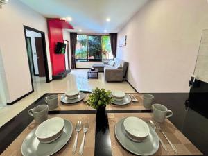 Khu vực ghế ngồi tại NBC Condo, 2-BR, NaiHarn Beach