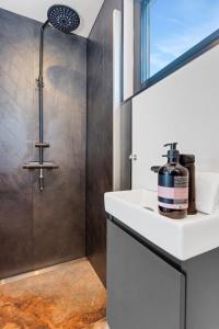 Un baño con lavabo y ducha en Modern Selfoss Studio, en Selfoss