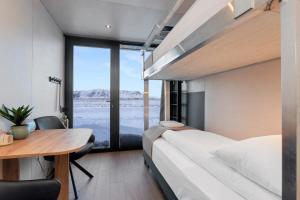 Un dormitorio con una cama, un escritorio y una mesa. en Modern Selfoss Studio, en Selfoss