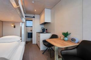 una pequeña habitación con una mesa y una cama en Modern Selfoss Studio, en Selfoss 10 fotos más