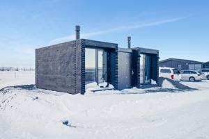 un par de edificios en la nieve en Modern Selfoss Studio, en Selfoss
