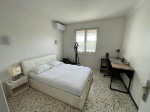 Postel nebo postele na pokoji v ubytování Grande villa familiale à 5 min des plages en voiture - 4 chambres - wifi - clim - stationnement facile - grande cour