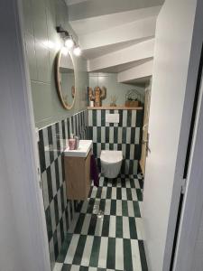 Koupelna v ubytování Grande villa familiale à 5 min des plages en voiture - 4 chambres - wifi - clim - stationnement facile - grande cour + 16 fotografií