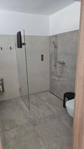 WilheringにあるDas Bründl - Frühstückspension und Campingのシャワー、トイレ、洗面台付きのバスルーム +34枚の写真