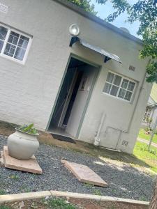 ホウィックにある42 On Fraserのドアの前に鍋が置かれている家