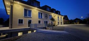 WilheringにあるDas Bründl - Frühstückspension und Campingの白い大きな建物