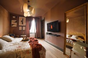 TV a/nebo společenská místnost v ubytování Pacat séjour insolite jacuzzi privée 5 min centre