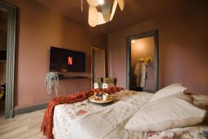 Postel nebo postele na pokoji v ubytování Pacat séjour insolite jacuzzi privée 5 min centre