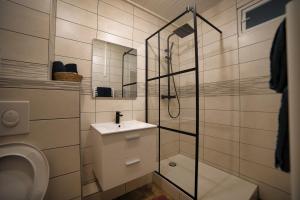 Koupelna v ubytování Pacat séjour insolite jacuzzi privée 5 min centre + 47 fotografií