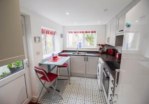 Köök või kööginurk majutusasutuses Blachington Cottage, Stunning and Central By Air Premier