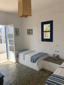 圣乔治亚海滩Villa Saint Georges的一间卧室，里面有一张床和一扇窗户。 更多17张照片