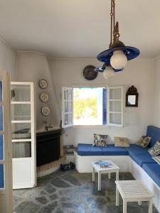 圣乔治亚海滩Villa Saint Georges的客厅里有一张蓝色的沙发和一扇窗户