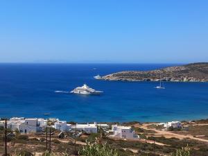 圣乔治亚海滩Villa Saint Georges的一艘在大水体上的游轮