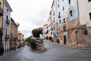 una strada vuota in una città con edifici di Alfonso VIII 20 a Cuenca