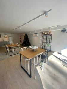 Caserío CarraspiteにあるSobremesa Boutiqueのテーブルと椅子、クリスマスツリーが備わる部屋