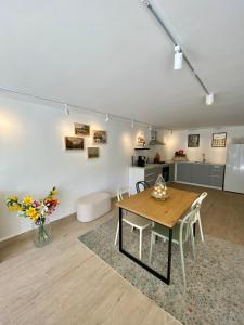 Caserío CarraspiteにあるSobremesa Boutiqueのテーブルと椅子とキッチンのある部屋 +36枚の写真