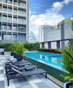 une piscine sur le toit d'un immeuble dans l'établissement Noble Remix Thonglor - Direct BTS Access - Super Fast Wi-Fi, à Bangkok