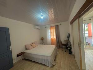 Ένα ή περισσότερα κρεβάτια σε δωμάτιο στο Le Cocon de Bagatelle