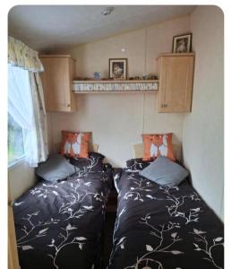 2 camas en una habitación pequeña en Cosy 8 Berth Caravan At Southview Park In Skegness Ref 33024E, en Winthorpe
