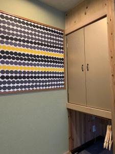 una habitación con un armario y una pared en CS Asakusa Building 2nd floor - Vacation STAY 95354v, en Tokio