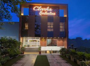 Un edificio con un letrero que dice Clarisillon. en Clarks Collection Maanya, en Bareilly