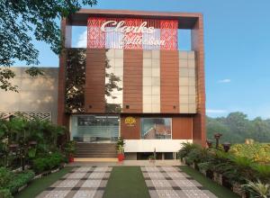 Un edificio con un cartel en el frente. en Clarks Collection Maanya, en Bareilly