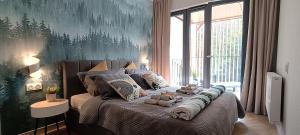 une chambre avec un lit avec deux ours en peluche dessus dans l'établissement Sea & Forest - Apartamenty Może nad Morze, Parking, basen, siłownia GRATIS, à Międzyzdroje