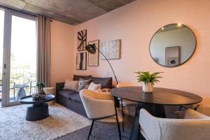 Χώρος καθιστικού στο ONEHUNDRED on M - Fluent Serviced Apartments