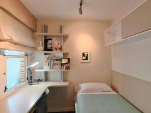 a bedroom with a bed and a desk and a window at La Elegancia del Centro by Alogest in Zaragoza