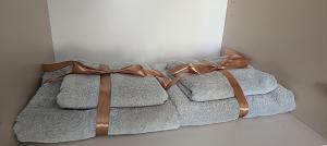 deux serviettes avec des nœuds dessus dans l'établissement Sea & Forest - Apartamenty Może nad Morze, Parking, basen, siłownia GRATIS, à Międzyzdroje