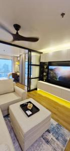 TV a/nebo společenská místnost v ubytování Your Urban Oasis in the Heart of Sukhumvit