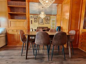a dining room with a wooden table and chairs at La Elegancia del Centro by Alogest in Zaragoza +20 photos