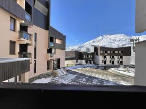 een uitzicht op een gebouw met een berg op de achtergrond bij SO206 Grand 2 pieces style chalet Les Menuires in Les Menuires