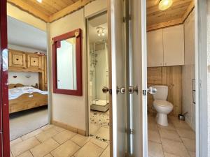 een badkamer met een toilet en een slaapkamer bij SO206 Grand 2 pieces style chalet Les Menuires in Les Menuires +22 foto's