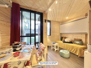 een slaapkamer met een bed en een tafel in een kamer bij SO206 Grand 2 pieces style chalet Les Menuires in Les Menuires