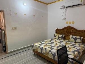 Una cama o camas en una habitación de Women Pilgrim's Abode